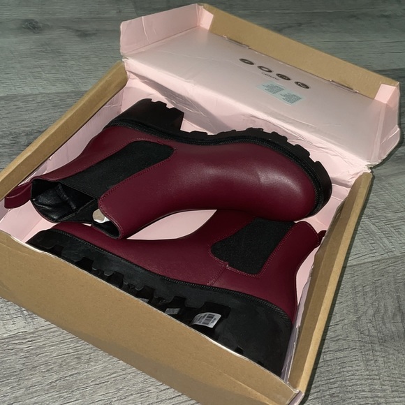 NIB Red Boots Size 7 - Picture 7 of 7